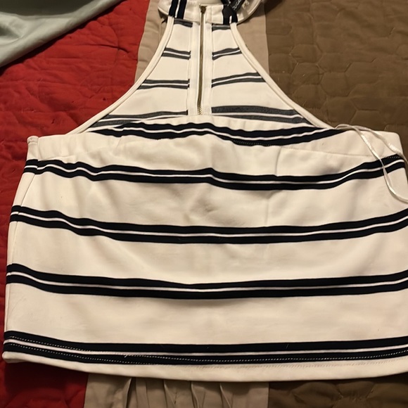 NWOT halter top with zipper front crop top. - Picture 5 of 9